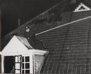568871 Brand in Huize Zonhove. De brandweer bestrijdt de brand vanaf een dakkapel, 21-06-1959
