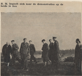 568903 Koningin bezoek. H.M. begeeft zich naar de demonstratie op de heide te Son, 1955 - 1965