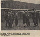 568905 Koningin bezoek. De eerste luitenants Huivenaar en Van der Ham werden aan H.M. voorgesteld na de demonstratie ...