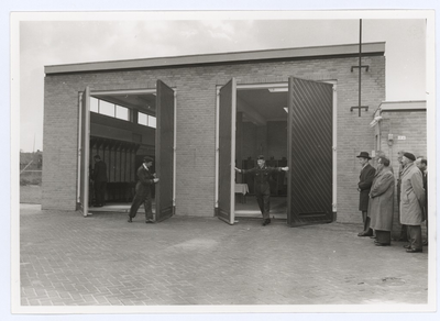 568918 De opening van de nieuwe brandweerkazerne door burgemeester Paul Steinweg. Het openen van de garage, werkplaats, ...