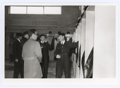 568930 De opening van de nieuwe brandweerkazerne door burgemeester Paul Steinweg. De garderobe, 1965 - 1975