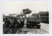 568948 Wegwerkzaamheden t.b.v. de verbreding van de provinciale weg te Son. Het afvoeren van de oude bestrating, 1965