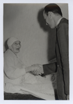 568952 De oudste inwoonster van Son & en Breugel. Mina de Bresser - Foolen 104 jaar oud, neemt de felicitatie in ...
