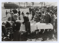 569167 Bevrijdingsherdenking. Veteranen van de 101ste airborne divisie en genodigden krijgen koffie en wat te eten ...