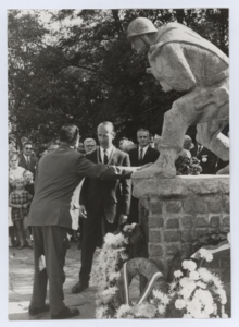 569172 Bevrijdingsherdenking. Burgemeester Paul Steinweg in gesprek met een veteraan bij het Airborne monument, 20-09-1969