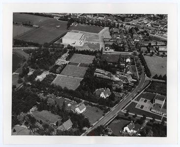 569301 Een panorama opname van Son met op de voorgrond de Boslaan, de Tennisbanen en Sporthal., 05-1969