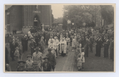 569305 Het zilveren Priesterfeest van Pastoor van Hussen. De pastoor verlaat de Kerk, 11-06-1949