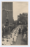 569306 Het zilveren Priesterfeest van Pastoor van Hussen. De stoet verlaat de kerk, 12-06-1949