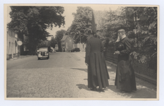 569318 UIt het straatbeeld verdwenen. Twee geestelijken in de kom van Son. Pastoor F.v.d. Werf, 1950 - 1960