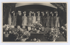569312 Het zilveren Priesterfeest van Pastoor van Hussen. Het kinderkoor zingt een lied, 1949