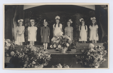 569314 Het zilveren Priesterfeest van Pastoor van Hussen. Kinderen voeren een toneelstukje op, 1949
