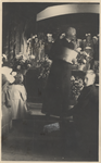 569317 Het zilveren Priesterfeest van Pastoor van Hussen. De pastoor houdt een toespraak, 1949