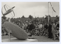 569356 Burgemeester P. Steinweg onthult de zonnewijzer bij de sporthal aan de Europalaan, 01-09-1972