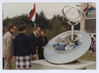 569358 Burgemeester P. Steinweg onthult de zonnewijzer bij de sporthal aan de Europalaan, 01-09-1972