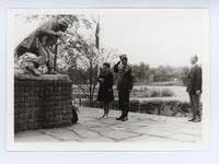 569518 Bevrijdingsherdenking. Burgemeester P. Steinweg en een militair bij het Airborne monument, 17-09-1973