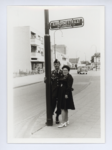 569519 Bevrijdingsherdenking. Een militair en zijn echtgenote van bij straatnaambordje Airbornestraat, 17-09-1973