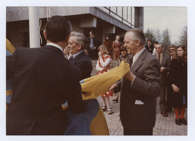 569594 De onthulling van de nieuwe gemeentevlag. Burgemeester P. Steinweg en Commissaris van de Koningin der provincie ...