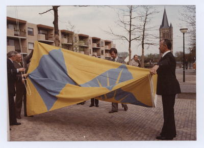 569595 De onthulling van de nieuwe gemeentevlag. Burgemeester P. Steinweg en Commissaris van de Koningin der provincie ...