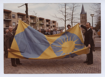 569596 De onthulling van de nieuwe gemeentevlag. Burgemeester P. Steinweg en Commissaris van de Koningin der provincie ...
