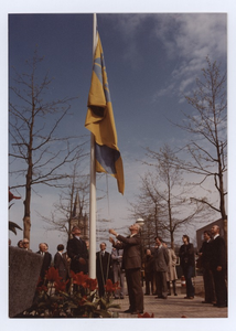 569597 De onthulling van de nieuwe gemeentevlag. Burgemeester P. Steinweg en Commissaris van de Koningin der provincie ...