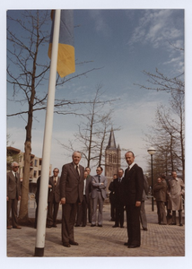 569598 De onthulling van de nieuwe gemeentevlag. Burgemeester P. Steinweg en Commissaris van de Koningin der provincie ...