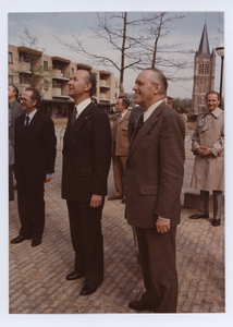 569599 De onthulling van de nieuwe gemeentevlag. Burgemeester P. Steinweg en Commissaris van de Koningin der provincie ...