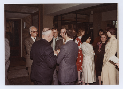 569604 De onthulling van de nieuwe gemeentevlag. De receptie na afloop, 03-05-1977