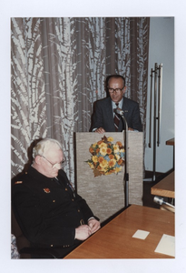 569625 Het afscheid van 2 onder commandanten van de vrijwillige brandweer te Son en Breugel, 05-11-1981