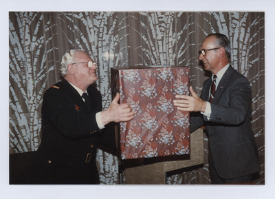 569630 Het afscheid van 2 onder commandanten van de vrijwillige brandweer te Son en Breugel, 05-11-1981