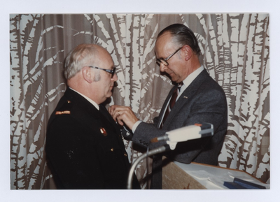 569631 Het afscheid van 2 onder commandanten van de vrijwillige brandweer te Son en Breugel, 05-11-1981