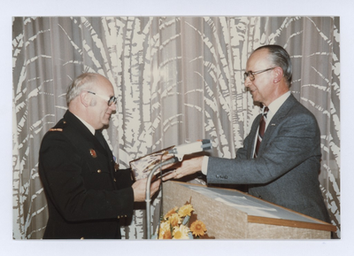 569633 Het afscheid van 2 onder commandanten van de vrijwillige brandweer te Son en Breugel, 05-11-1981