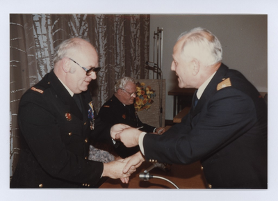 569641 Het afscheid van 2 onder commandanten van de vrijwillige brandweer te Son en Breugel, 05-11-1981