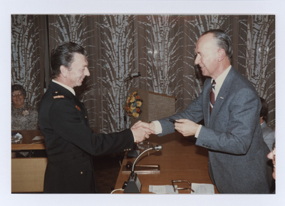 569642 Het afscheid van 2 onder commandanten van de vrijwillige brandweer te Son en Breugel, 05-11-1981
