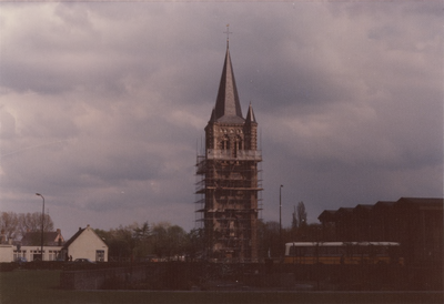 569739 Een geld inzameling voor een nieuw carillon in de kerktoren. De kerktoren tijdens de restauratie, 1974 - 1975