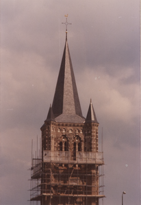 569743 Een geld inzameling voor een nieuw carillon in de kerktoren. De kerktoren tijdens de restauratie, 1974 - 1975