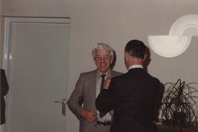 5 Gemeentesecretaris Braam ontvangt een koninklijke onderscheiding van burgemeester P. Steinweg, 30-04-1982