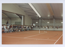 134845 Opening nieuwe tennishal door burgemeester Bonnier. Tennis demonstratie tijdens de opening door burgemeester ...