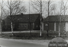 134897 Een serie van 8 foto's van clubgebouwen en andere vereningsgebouwen. Clubgebouw. : Boerderij Hoogstraat, z.j.