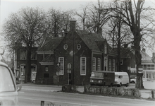 134899 Een serie van 8 foto's van clubgebouwen en andere vereningsgebouwen. Oud Raadhuis aan de Markt 1. Nieuw ...