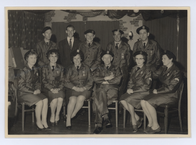134905 Groepsfoto van leden georganiseerde zelfbescherming. Deze leden ontvingen op 17 - 5 - 1963 een onderscheiding ...
