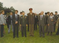 134988 Één serie van 10 foto's over de 40ste bevrijdingsverjaardag door de 101ste Airborne-Divisie. Veteranen van de ...