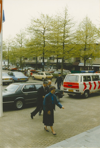 134998 Dries van Agt, Commissaris van Noord - Brabant en zijn vrouw lopen van de auto naar het gemeentehuis van Son en ...