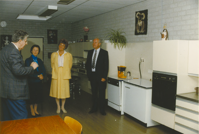 135004 Mevr. van Agt en Mevr Boonier krijgen van een raadslid uitleg inde kantine annex keuken, 14-05-1986