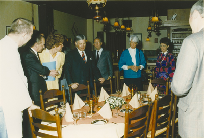 135008 Commissaris der Koningin Dhr. van Agt met burgemeester en leden van B & W verzameld rond de tafel waar ...