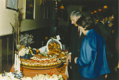 135010 Dhr en Mevr. Van Agt bewonderen buffet na het werkbezoek in de gemeente Son en Breugel, 14-05-1986