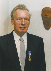 135049 De opgespelde koninklijke onderscheiding bij Dhr.M.J.Janssen, 22-09-1987