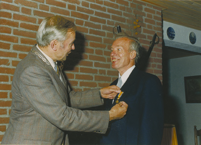 135050 Burgemeester J.J.M.Bonnier Speld de koninklijke onderscheiding bij Dhr. Janssen op het revers, 22-09-1987