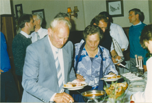 135060 Ook het buffet bleef niet ontgeroerd bij de afscheid receptie van de heren N.Latijnhouwers en Veldkamp, 18-06-1987