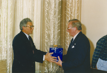 135064 Dhr. Veldkamp krijgt bij zijn afscheid als gemeente ambtenaar, van B & W een cadeau aan geboden, 18-06-1987