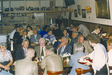 135074 Een der familie's van Dhr.N.Latijnhouwers of veldkamp gezamelijk en gezellig aan een tafel, 18-06-1987